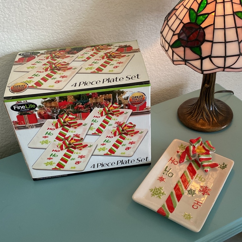 FINELINE 4 PIECE Holiday Plates